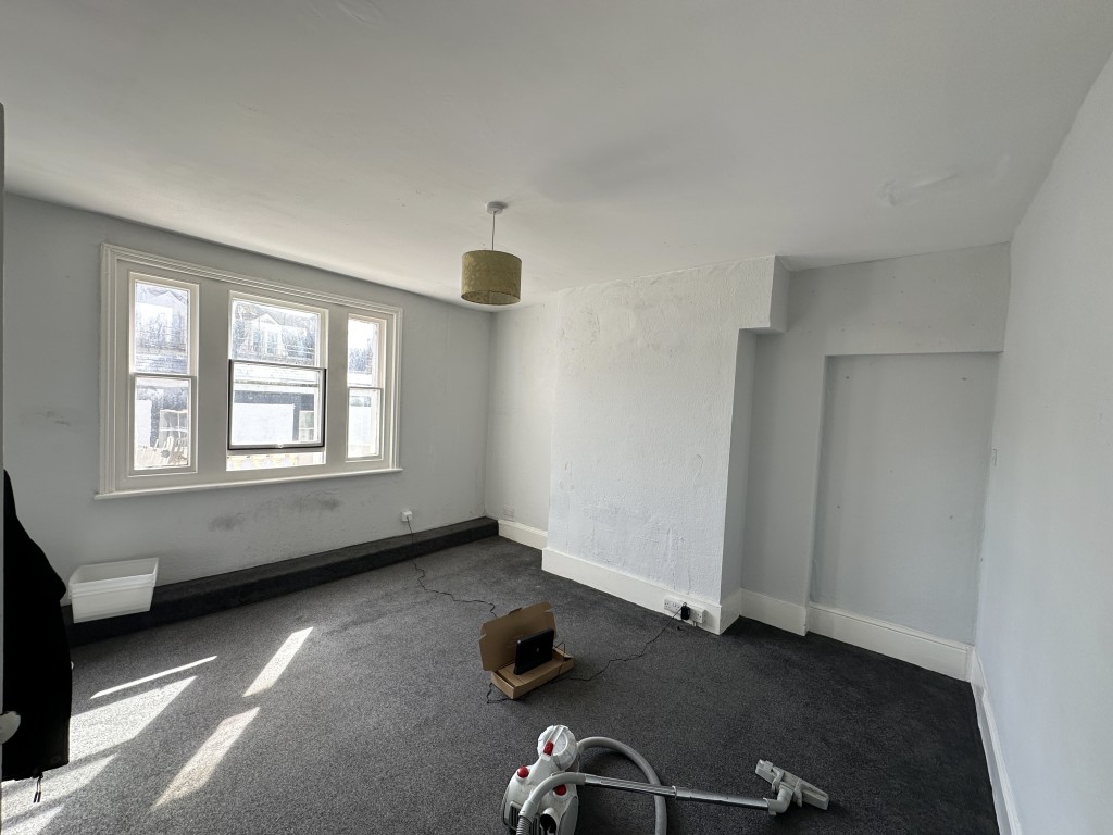 Lot: 79 - MIXED FREEHOLD RESIDENTIAL AND COMMERCIAL INVESTMENT - Flat 2, 56 Kings Road Living Room
